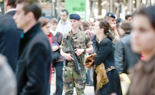 Au-dessus du seuil actuel du plan Vigipirate, il ne reste que le niveau «écarlate», synonyme de «l'imminence» d'un attentat sur le sol français.