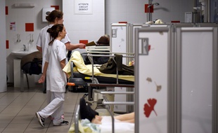 Le personnel des urgences sature.