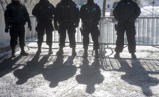 Des policiers pendant les funérailles des musulmans tués lors de l'attentat dans une mosquée à Québec.