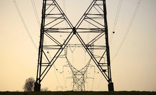 Pylones electriques et lignes a haute tension.
