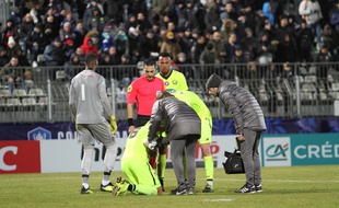 José Fonte a été touché aux côtes et a dû quitter partenaires après 70 minutes de jeu lors de la victoire de Lille à Sète en seizièmes de finale de la Coupe de France.