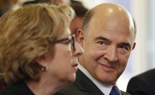Lille, le 3 février 2014. Pierre Moscovici, ministre de l'Economie et des Finances, Geneviève Fioraso, ministre de l'Enseignement Supérieur et de la Recherche, et Philippe Fontaine Vive, vice-président de la Banque Européenne d'Investissement (BEI), signent le programme Plans Campus entre la France et la BEI.