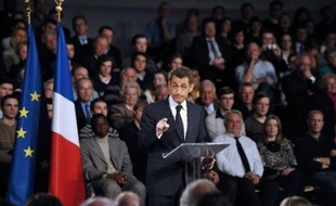 Nicolas Sarkozy a défendu mardi à Saint-Quentin (Aisne) sa politique économique face à la crise, promettant d'aller encore "plus loin", mais s'est refusé à proposer une loi interdisant les stock-options ou les parachutes dorés pour les dirigeants d'entreprise en difficulté, vilipendés à droite comme à gauche.