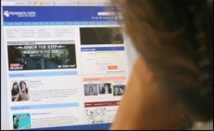 Le site américain MySpace.com, deuxième portail le plus populaire aux Etats-Unis derrière Yahoo!, vire au phénomène de l'internet bien au-delà des frontières de son pays natal.