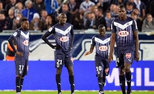 Les Girondins de Bordeaux abattus, lors de leur défaite (1-4) contre Caen, le 29 novembre 2015. AFP PHOTO / NICOLAS TUCAT