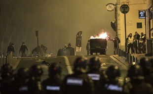 Une manifestation nocturne des "gilets jaunes" à Tarbes. Illustration.