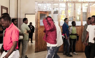Un accusé cache son visage alors qu'il quitte le tribunal d'Antananarivo, le 9 octobre 2015
