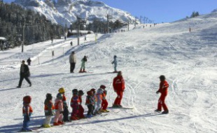 Laurent Wauquiez veut relancer les "classes de Courchevel de neige", en recul depuis dix an, FRANCE-2005