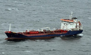 Le chimiquier Lady Ozge après la collision avec un chalutier au large du Morbihan, le 9 avril 2012.