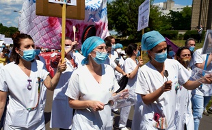 Le personnel de l'hôpital Robert Debré manifeste contre ses conditions de travail, le 21 mai 2020