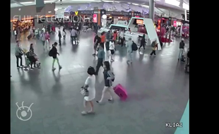 Capture d'écran des images de vidéosurveillance de l'aéroport de Kuala Lumpur diffusées par une télévision japonaise.