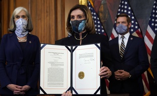 Après le vote sur l'impeachment de Donald Trump, Nancy Pelosi a signé l'acte d'accusation contre le président américain le 13 janvier 2021.