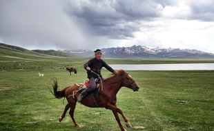 Au Kirghizistan plus que dans n’importe quel pays, le cheval occupe une place centrale dans les traditions et le mode de vie.