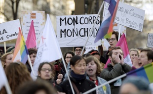 Une manifestation en faveur de l'avortement à Paris (image d'illustration).