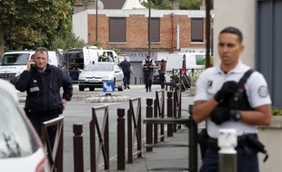 Des policiers sécurisent les abords de l'appartement où a été découvert un laboratoire clandestin d'explosifs, mercredi 6 septembre.