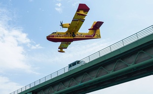 Illustration - Un Canadair en cours d'opération près du lac de Saint-Cassien dans le Var