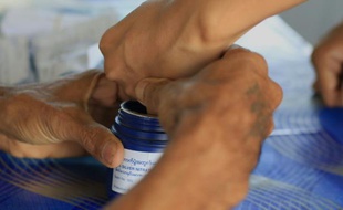 Un votant plonge son doigt dans l'encre dans un bureau de vote à Rangoun le 8 novembre 2015