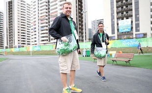 Un volontaire distribue des préservatifs dans le village olympique à Rio, le 28 juillet 2016.
