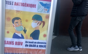 Devant une pharmacie proposant des tests sans rendez-vous, à Nantes