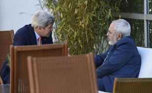 Le secrétaire d'Etat américain, John Kerry, en discussions avec le ministre iranien des Affaires étrangères, Mohammad Javad Zarif, le 30 mai 2015 à Genève