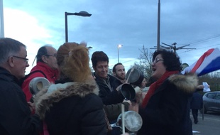 Des manifestants acceuillent le candidat à la présidentielle François Fillon avec des casseroles au zénith d'Orléans le 7 mars 2017
