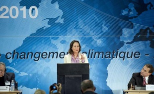 Ségolène Royal (PS) a tendu lundi la main aux centristes, selon elle "très mal traités" lors du remaniement du gouvernement, et appelé les socialistes à se "mettre maintenant en ordre de marche" pour la présidentielle de 2012.