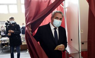 Xavier Bertrand à sa sortie de l'isoloir dimanche 27 juin