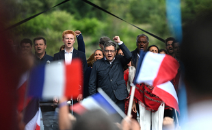 Adrien Quatennens (LFI) se tient aux côtés de Jean-Luc Mélenchon.