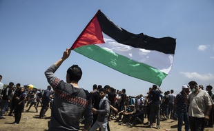 Affrontements entre Palestiniens et soldats israéliens, le 14 mai, à la frontière de la bande de Gaza.