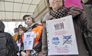 Une trentaine de personnes se sont rassemblées, hier après-midi, devant le rectorat.
