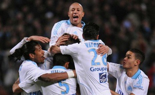 Le Jamaïcain Tyrone Mears au dessus de la mêlée des joueurs marseillais lors du match Marseille - Nantes, le 21 mars 2009.