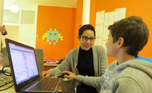 Dernier jour de stage pour Loriano, 11 ans, qui a consacré une semaine de ses vacances de la Toussaint à s'initier au codage informatique à Magic Makers, entreprise fondée par Claude Terosier (à gauche) et Sébastien Lout.
