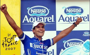 Le Belge Gert Steegmans a remporté un sprint tronqué à l'arrivée de la deuxième étape du Tour de France, lundi, à Gand, à cause d'une chute massive qui a concerné le porteur du maillot jaune, le Suisse Fabian Cancellara.