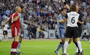 Fabien Barthez expulsé par Pierluigi Collina lors de la finale 2004.
