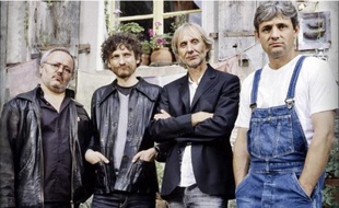 Le trompettiste Erik Truffaz (au milieu à droite) entouré des musiciens de son quartet.