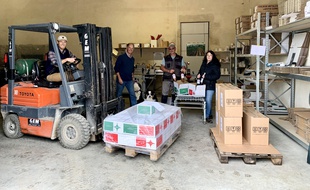 Au Château Carbonneau, à Sainte-Foy-La-Grande (Gironde), la famille Franc de Ferrière a lancé sa boutique de vente de vin en ligne et envoie ses bouteilles aux confinés français, suisses ou Allemands.