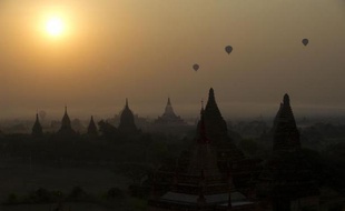 Les flèches de Bagan ont survécu aux guerres, aux séismes et à des siècles de climat tropical, mais depuis quelques années, les temples font face à une menace plus moderne: les échafaudages et le ciment.