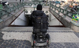 Un handicapé à l'entrée d'une station de métro à Paris