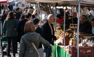 Des Français continuent de faire leur marché malgré le coronavirus, ici à Paris, le 19 mars 2020.