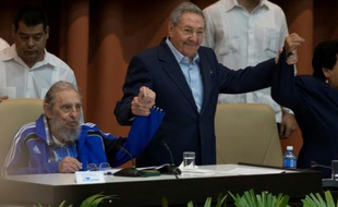 Une photo fournie par le site officiel cubain www.cubadebate.cu montrant le président Raul Castro (c) et l'ex-président Fidel Castro (g) à la clôture du congrès du Parti communiste à La Havane, le 19 avril 2016