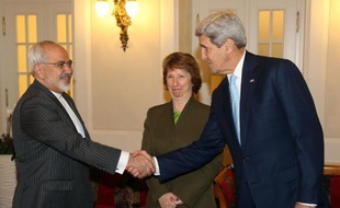 Le ministre iranien des Affaires étrangères Mohammad Javad Zarif (g) et le chef de la diplomatie américaine John Kerry (d) avec la chef de la diplomatie européenne Catherine Ashton à Vienne le 20 novembre 2014