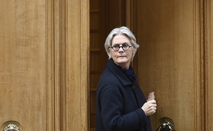 Penelope Fillon, la femme de François Fillon, quittant leur appartement le 27 mars 2017.