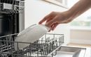 Vous rincez toujours la vaisselle avant le lave-vaisselle ? Est-ce encore réellement nécessaire avec les modèles modernes ?