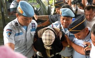 L'Australienne Schapelle Corby, dont la condamnation à 20 ans de prison pour drogue avait suscité une vive émotion dans son pays, a été libérée lundi sous conditions après plus de neuf ans derrière les barreaux.