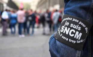 Un travailleur de la SNCM lors d'une manifestation en soutien à l'entreprise, le 22 avril 2015 à Marseille