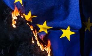 Un drapeau européen est brûlé lors d'une manifestation en faveur du Brexit, à Manchester.