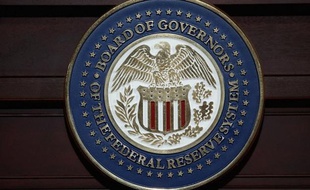 La banque centrale des Etats-Unis (Fed) a révélé mercredi qu'un nombre important de ses dirigeants s'inquiétaient du cap actuel de sa politique monétaire, ce qui pourrait la contraindre à diminuer plus tôt que prévu son soutien énorme à la reprise économique du pays.