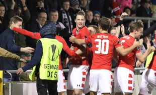 Auteur d'un but en phase de poules à Dundalk (Ecosse), Wout Weghorst (au centre) est l'un des atouts offensifs de l'AZ Alkmaar.