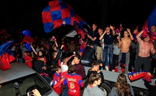Les supporters du Gazélec Ajaccio célèbrent la montée de leur club en Ligue 1, le 15 mai 2015.