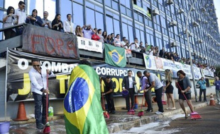 Photo fournie par Agencia Brasil montrant une manifestation de fonctionnaires pour obtenir la démission du minitre brésilien de la Transparence Fabiano Silveira à Brasilia le 30 mai 2016